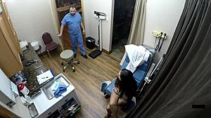 Naturlige patter solbrun latina sygeplejerske i lesbisk scene med dildo og handsker