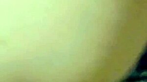 Esta MILF Se Quejó Durante el Perrito Mientras la Joven Morena 18+ Visitante La Doblegaba en Misionero