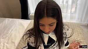 Srečal rjavo sošolko na maturi in jo jebal v tesno rit v belih najlonkah s creampie