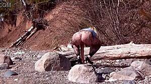 Fishnet strømpebukser fremhæver stor røv