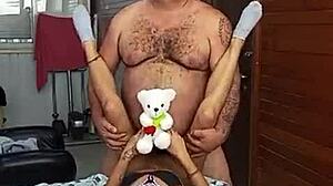 Muskelbyggende bodybuilder viser hårete armhule i lingerie