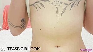 Malá amatérská brunetka se škádlí v sólovém rozhovoru s maminčinými vibracemi a lesbickými náznaky