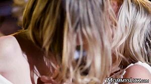 Буксом милф Кети Морган награђује малу 18+ бебу Коко врућим лизањем у табу лезбијској улози