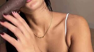 Umazana pička z naravnimi joškami sesa pošastni velik črn kurac na videoklicu z možem - amaterski par nysdel- 😜