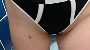 Rakastan koota kauniiden rakkaiden lähikuva pissailua julkisissa vessoissa. Hän kastuu niin märäksi ja tiukaksi urheilukentälläkin.