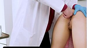 Тясна обръсната пичка на брюнетка порнозвезда се изследва мисионерски от японски доктор