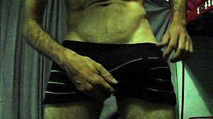 maduro se manosea la verga y acaba rico