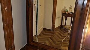 Zostávanie doma s nevlastnou mamou vždy skončí obrovským výstrelom, keď nevlastný syn špehuje a onanuje