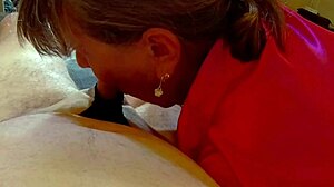 Granny Massachusetts Chicopee Jahrgang 1972 Champion-Schwanzlutscherin Angel Gilf lutscht Schwanz mit Deepthroat im Klassenzimmer