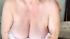 Vroča MILF me zapeljuje v POV, jaha z velikimi naravnimi joški.