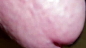 Muskuløs Ansima stønner på enorm kuk, drikker sæd i hjemmelaget scene