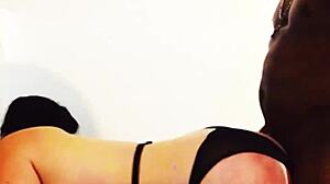 Milf gordinha mística se submete a amante de pauzão negro, levando gozada nas costas