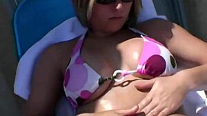 Paige se aplica loción al aire libre bajo el sol