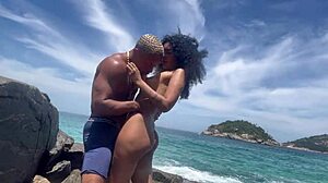 Casada de 18 anos perde celular vazando vídeos de foda na praia