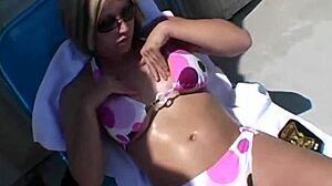 Paige se aplica loción al aire libre bajo el sol