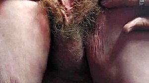 Německá babička nenuceně cpí svou chlupatou kundičku okurkou pro sólovou zábavu