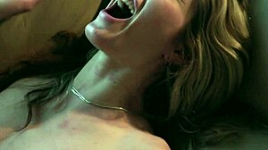 호니 밀프 애비 달링이 젊은 애인 카라 프라이스에게서 딜도 깊숙이 질에 넣어