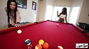 Hotties Harmonie Marquis met grote pussy lippen deepthroat