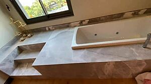 Jutranji seks v hotelski sobi z globokim grlom in cowgirlom