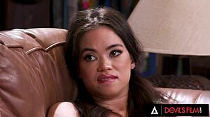 Het 18-årig lesbisk tjej Angelina Moon vill känna cum i sin lesbiska fitta från Devils Film