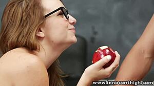 InnocentHigh schattige tiener 18+ rijdt op harde lul in klas scène.