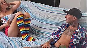 Зрелый парень подкрадывается в ванную с худенькой тинейджеркой