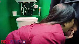 yo, se mig suge pik ved gloryhole i min student uniform med store patter der hopper!