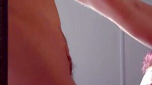 Mais uma esposa puta traidora que conheci chupa pau goela profunda e engole gozo na noite do casamento.