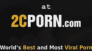 Rintava brunette valloittaa glory holen intensiivisellä doggystylella