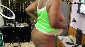 Ik dans om mijn buurman te plagen in mijn slaapkamer