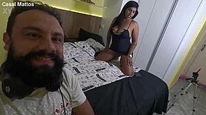 Coppia amatoriale guadagna soldi con show sessuale selvaggio al cellulare