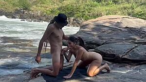 fiquei toda abertinha na praia com uma rola gigante 😏