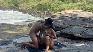 fiquei toda abertinha na praia com uma rola gigante 😏