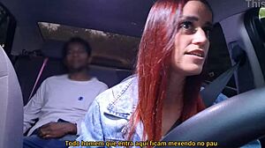 Jeg føler mig så ophidset når jeg ser denne rødhårede kone i uniform træningsfetish mens hun onanerer i bilen med røv tilbedelse