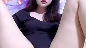 Donna Amatoriale Schizza Durante Sessione di Masturbazione Solitaria