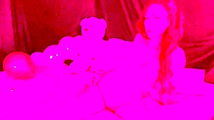 Artemisia が情熱的なソロセッションを愛し、ベッドで裸でタバコを吸い、大きなジューシーな乳房とマンコを露わにする