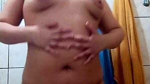 Pov: Ik vond haar geheim voor gladde kut. Deze Latina gebruikt crème!