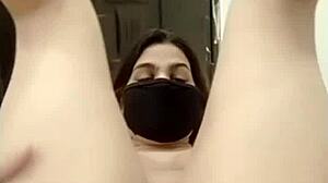 Chica paquistaní disfruta banana en culo y coño, es tan divertido y travieso