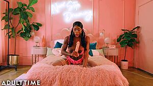 Adult Time Mystique usa tetas enormes y culo grande para orgasmo con dedeo de consolador en lencería ebony