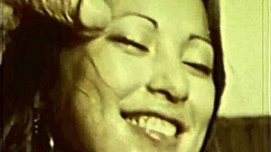 Vidunderlig vintage interracial pornografi antyder asiatisk blowjob og hårede møder