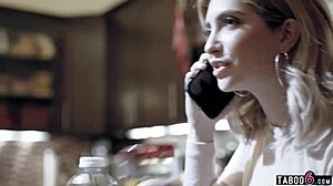 Varuška najstnica 18+ jebe velik kurac hardcore, medtem ko je na telefonu z fantom