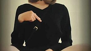 年轻 18+ 女装少年提供性感公共射精