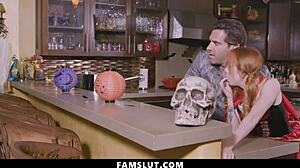 Завареният татко ебе сладката брюнетка заварена дъщеря прегъната в табу таткови действия