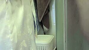 Stiefmoeder grijpt zoons lul voor handjob in bad tot hij klaarkomt op haar grote tieten