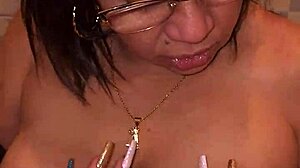 føler mig så ophidset når min stedmor fanger mig med hendes trusser