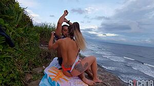 Me lié con esta rubia caliente que conocí en la playa para diversión anal pública