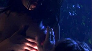 Sexy Latinky s prirodzenými prsiami a malými cicmi dostávajú lyžičkové odfukovanie a doggystyle cumshot od veľkého kokota