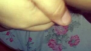 Nagy klitoris lüktet szőrös latin punciában, csábít