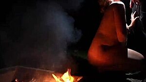 Tombul Kavisli Büyük Memeli Kadın Doğa'da Çırılçıplak Kamp Sik Emiyor