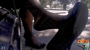 Hra s topánkami v pančuchách a balerínkach v skrytej nylonovej sexy scéne